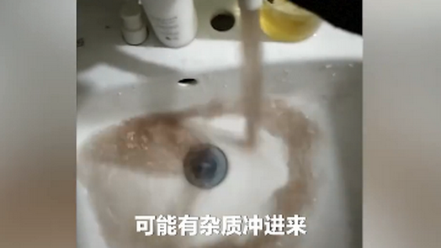 河南居民家自来水浑如咖啡，相关部门回应：主管道水质安全可正常饮用-